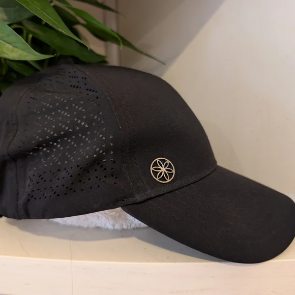 Gaiam Cruiser Breathable Nova Hat Black Laser Cut Running Yoga Performance Cap - Picture 2 of 5